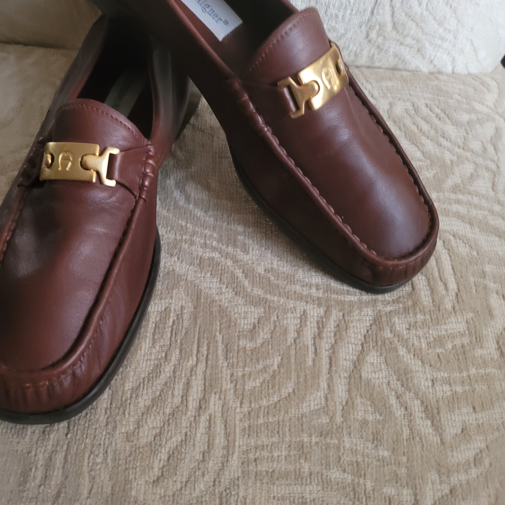 Womens Etienne Aigner Brown Leather Loafers with Insignia Gold Accent Sz 10 - Picture 2 of 3
